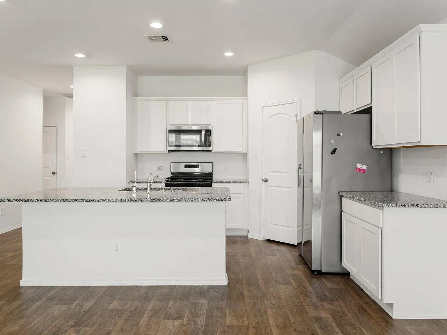 4 bed, 2.0 bath, 1874 sqft, $2,320 — Photo 4