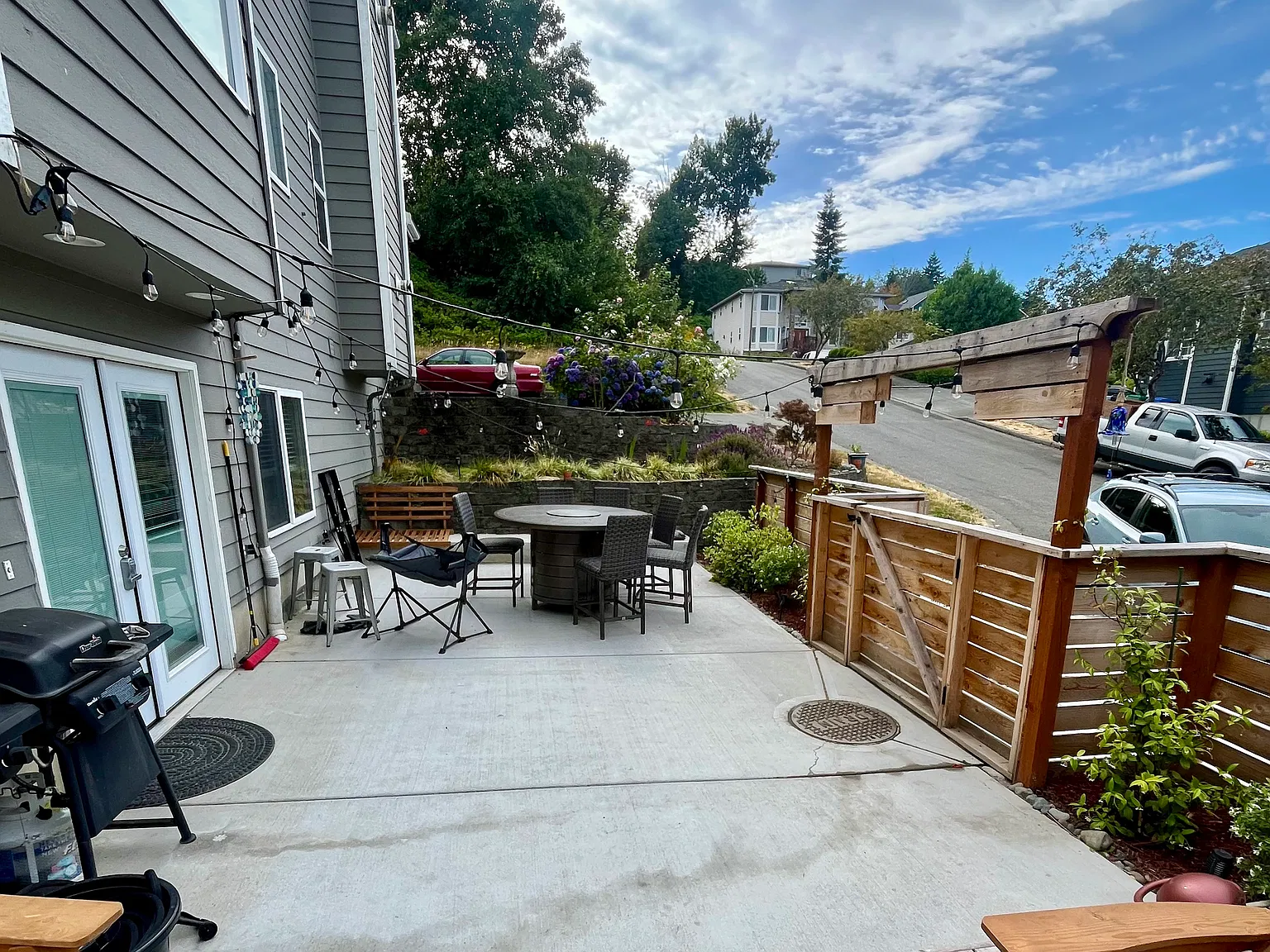 421 SW Thistle St — Photo 3