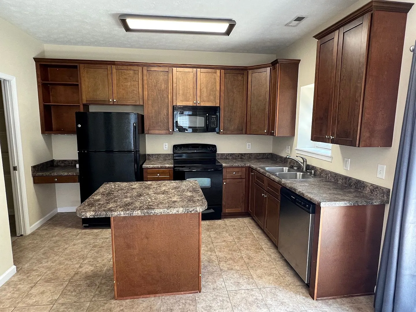 End Unit Towhouse with 2 Suites and Fenced Yard — Photo 4