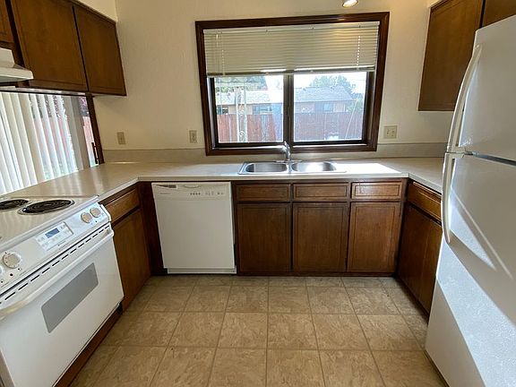 4th image of 1012 SE Dorothy Ave