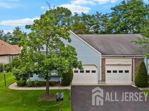 15 Betsy Ross Dr #B, Monroe Township, NJ 08831