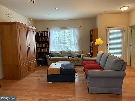 4th image of 331 Hollis Cir