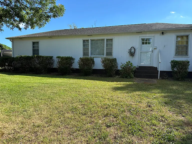 211 Sunset Dr — Photo 1