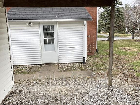 4th image of 803 E Main St