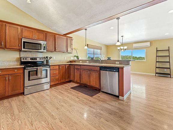 3rd image of 405 Kaiolohia St