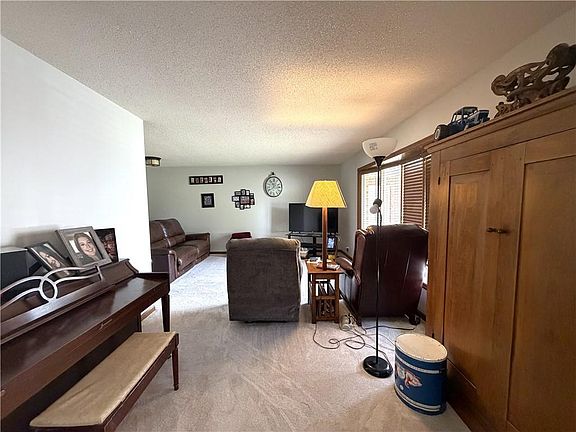 3rd image of 805 Fairlane Dr