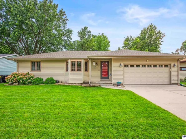 1047 Iowa Ct, Fremont, NE 68025