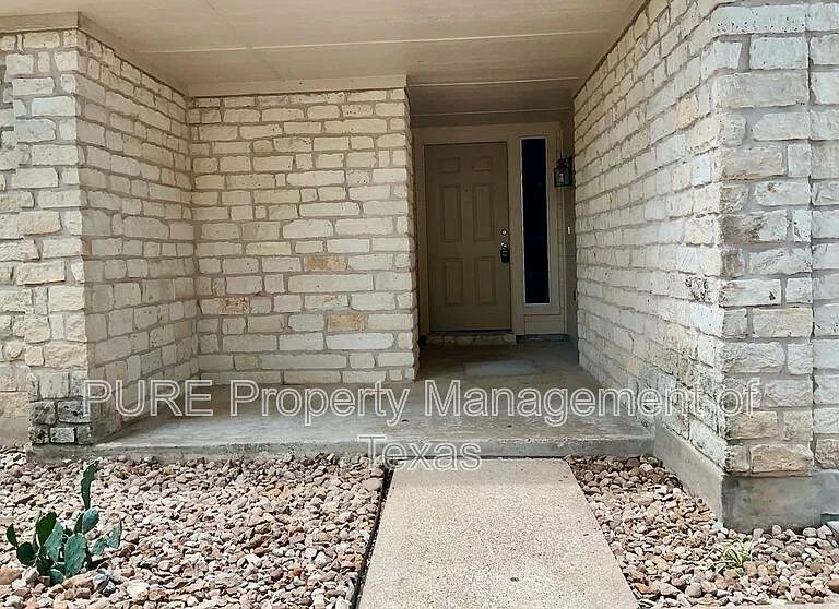 1102 Leah Ln — Photo 2