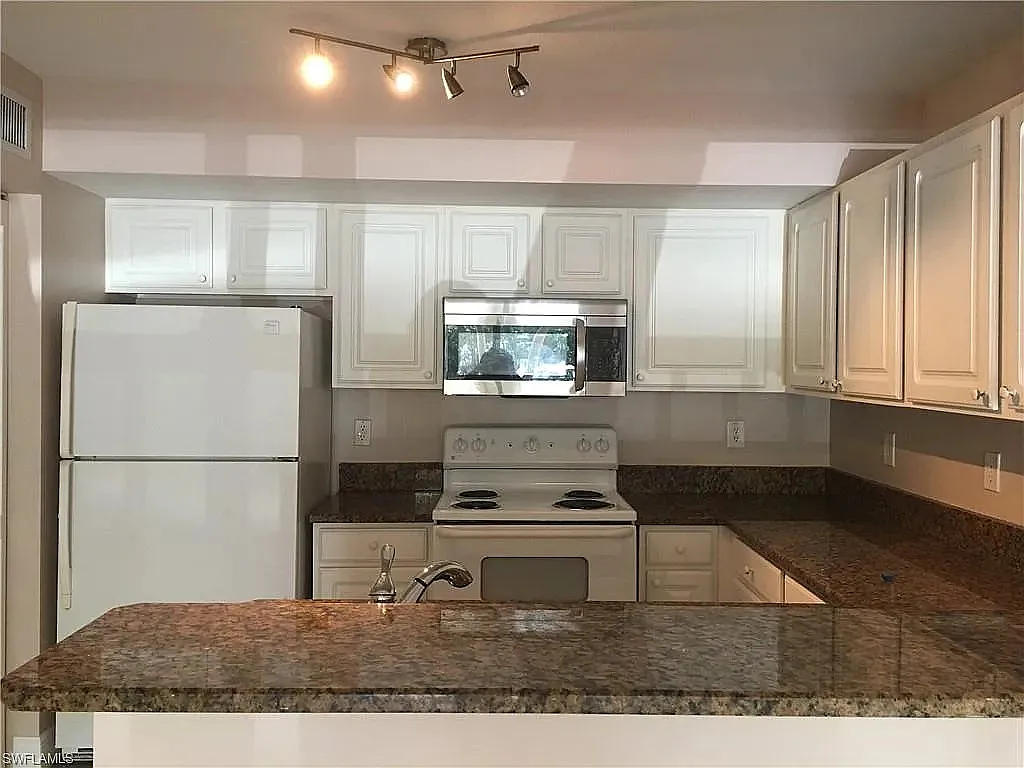 Full set of appliances and granite countertops in the Kitchen