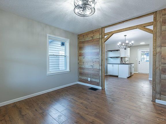 3rd image of 610 Catalpa Dr