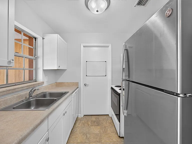 328 Palos Ct — Photo 7