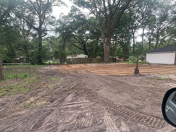 New home site behind (Zoom)