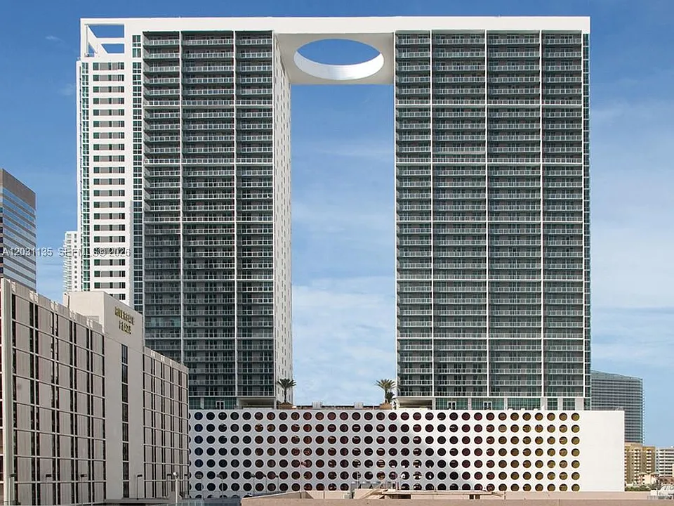 500 Brickell Ave #1808
