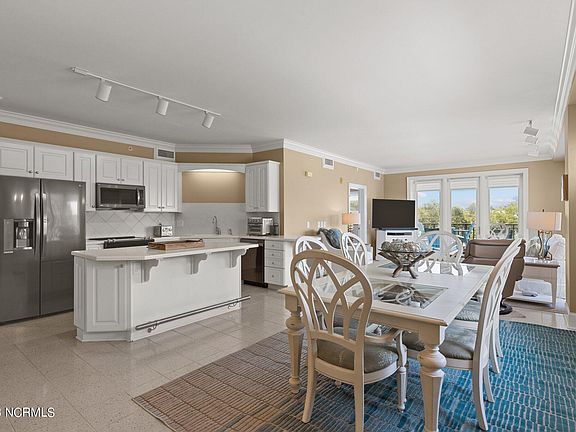 5th image of 4425 Arendell Street #201