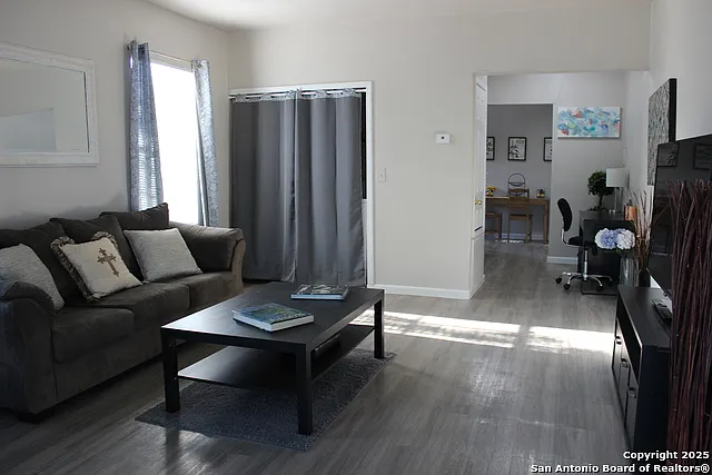 1524 W Craig Pl — Photo 2