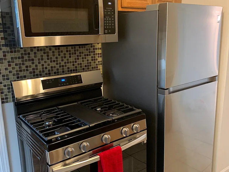 918 Batavia Ave — Photo 17
