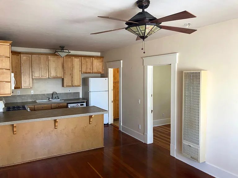 1045 E St #4 — Photo 7