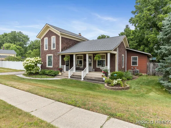 29 W Division St NE, Rockford, MI 49341