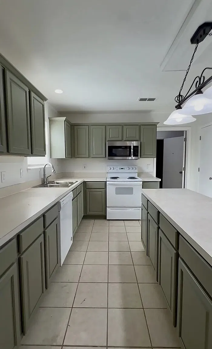 3 bed, 2.0 bath, 1626 sqft, $2,350 — Photo 2