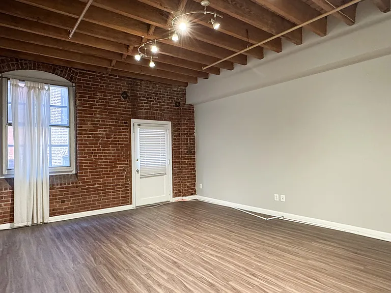 225 Arch St — Photo 3