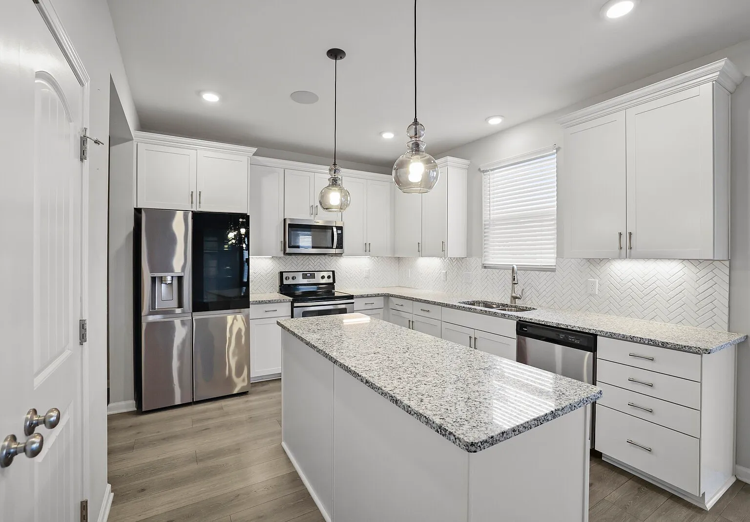3 bed, 2.5 bath, 2337 sqft, $2,800 — Photo 4