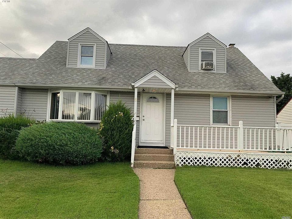 1st image of 8 Greenbriar Ln