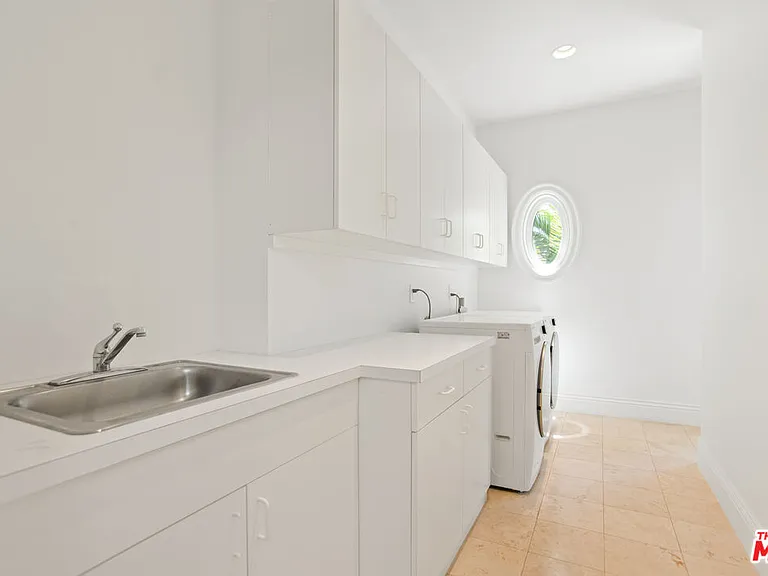 520 N Palm Dr — Photo 42