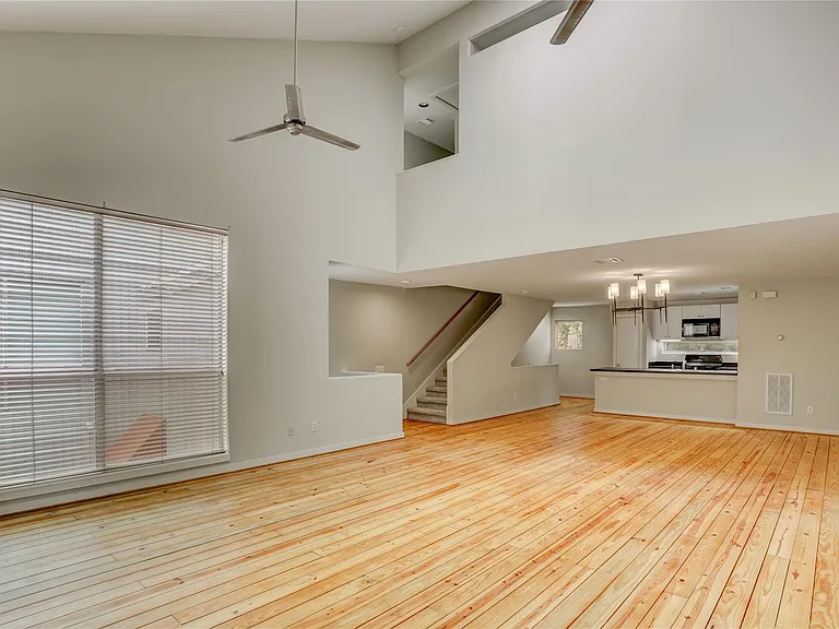 910 Ruthven St — Photo 9