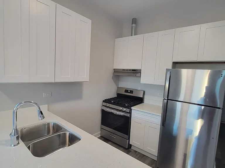 2140 S Fairfield Ave #3F — Photo 2