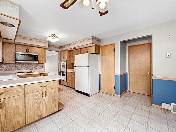 3rd image of 9428 S Lawndale Ave