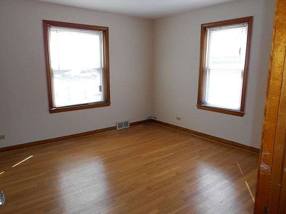 3rd image of 5420 N Rockwell St APT 1