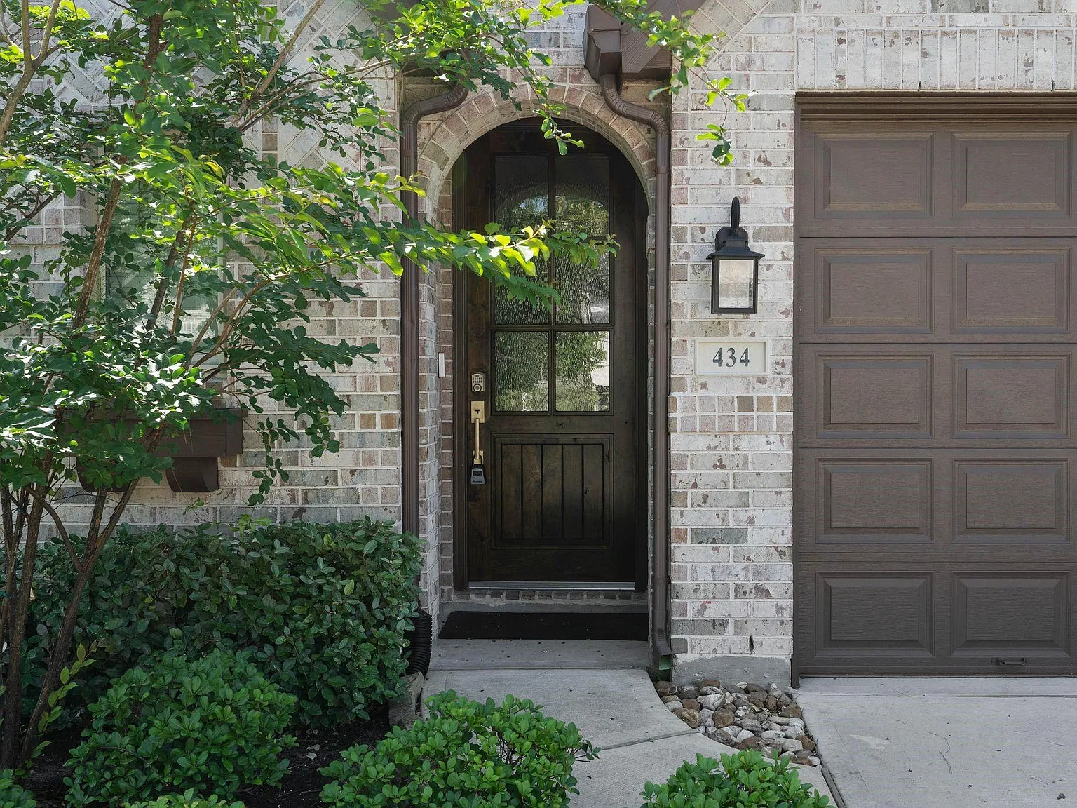4 bed, 2.5 bath, 1987 sqft, $2,750 — Photo 2