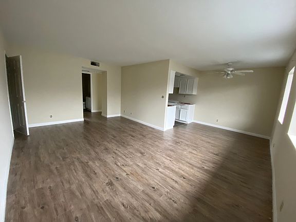 3rd image of 2901 W Victory Blvd #N