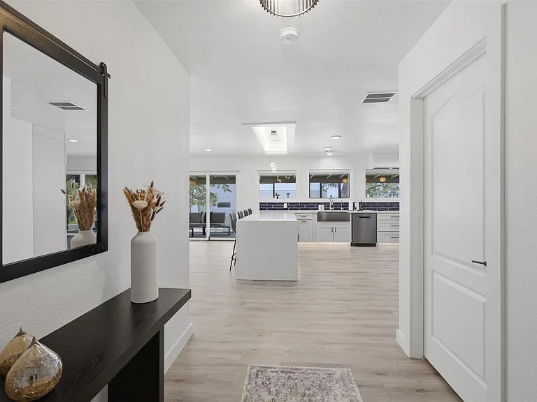8901 Grandview Dr — Photo 5