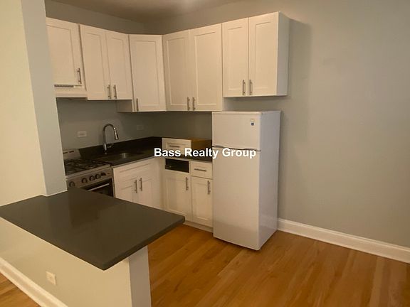 3rd image of 1369 W Greenleaf Ave #108