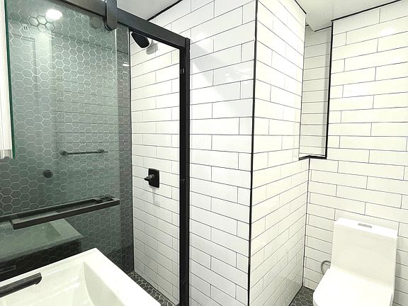 3rd image of 438 E 9th St APT 5