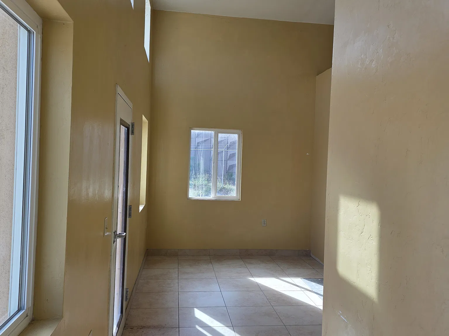 2 bed, 900 sqft, $2,200 — Photo 4