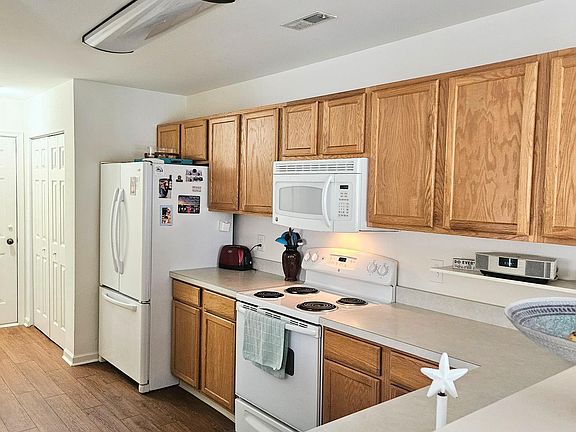 4th image of 6 Caroline Ln #27