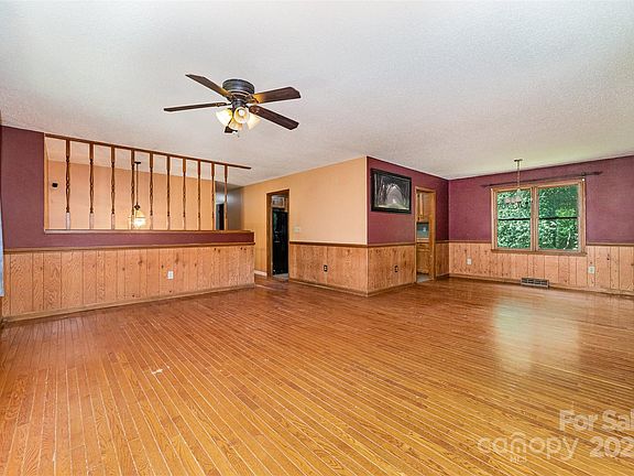 3rd image of 154 Seven Oaks Ln