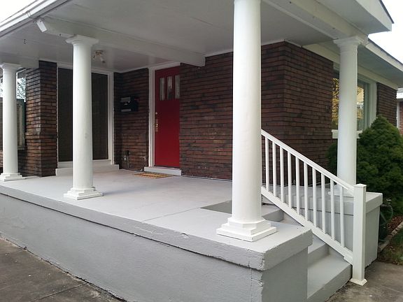 Lg front porch to relax on 