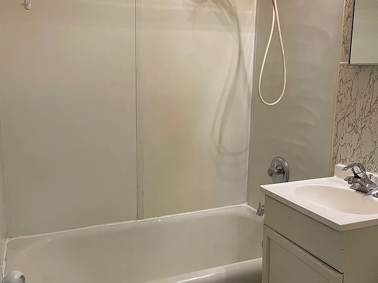 702 W Glen Flora Ave #6 — Photo 6