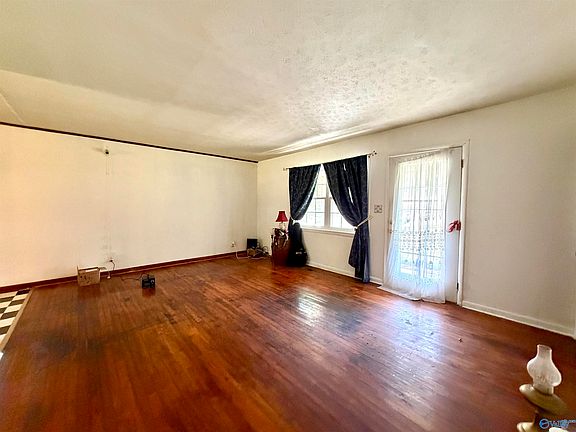 4th image of 1009 Cornelia Cir