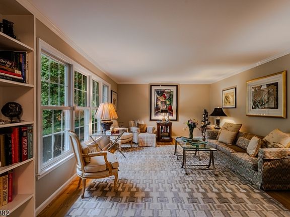 5th image of 6 Burlington Ln