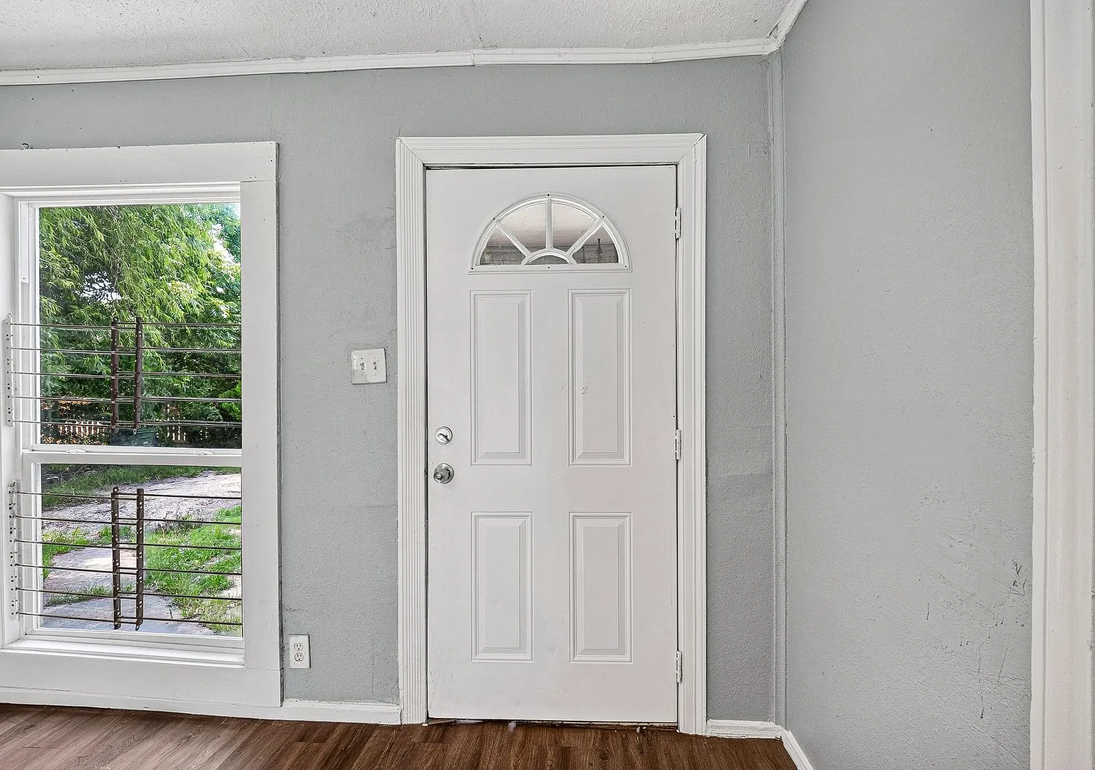 Spacious 4-Bedroom, 2-Bath Home in a Prime Houston Location — Photo 3