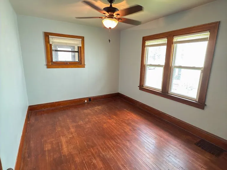 2614 Dupont Ave N — Photo 16