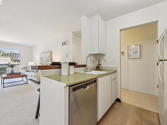 5th image of 955 Shorepoint Ct APT 111