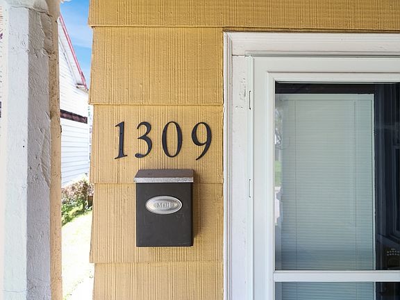 3rd image of 1309 Lexington Ave