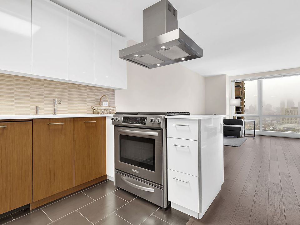 1st image of 450 W 42nd St APT 27Q