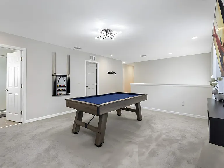 Tropical Palms Cir — Photo 12
