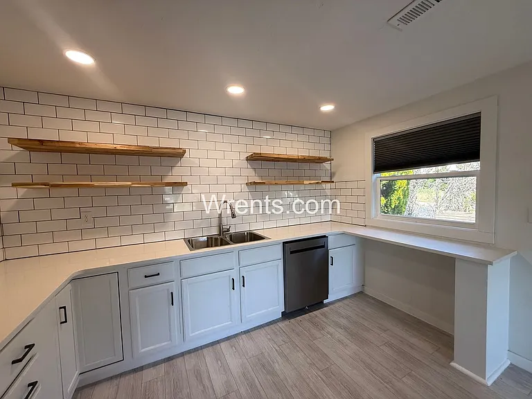 571 E Fairview Ave — Photo 6